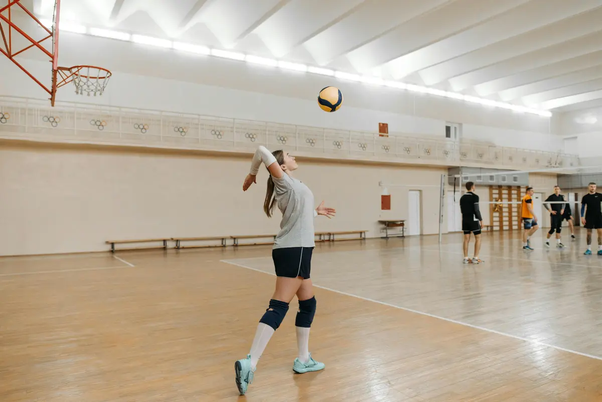 Volleyball Aufschlag in der Halle
